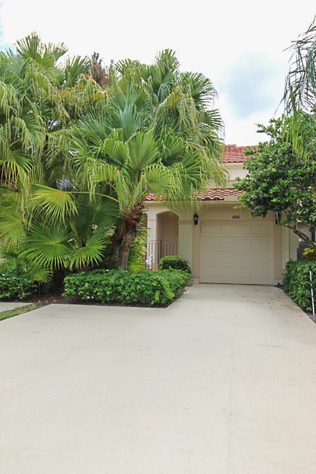 Photo of 886 Windermere Way, Palm Beach Gardens, FL 33418 (MLS # R10922448)