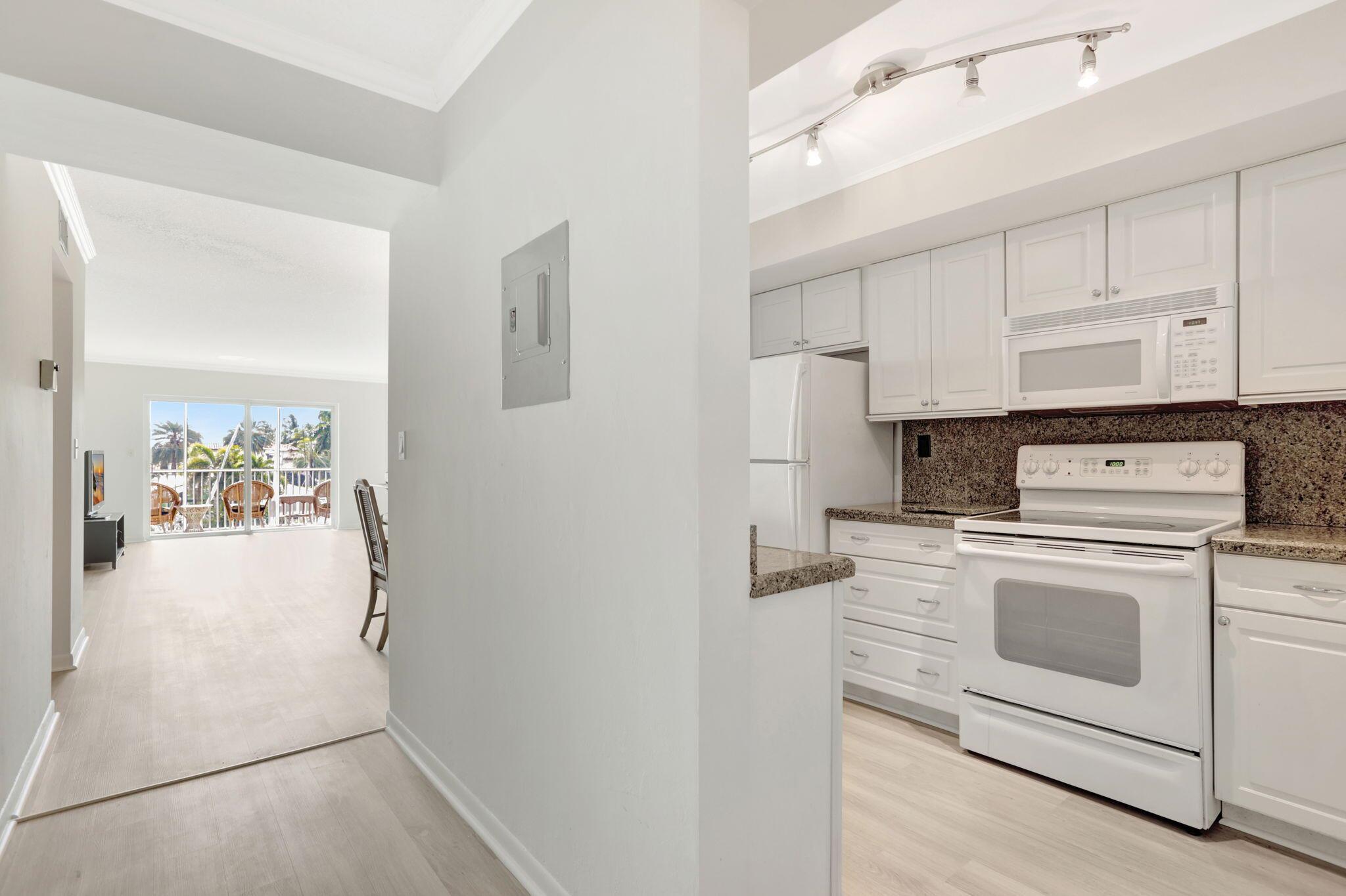 HAWTHORNE BAY CONDO - Residential