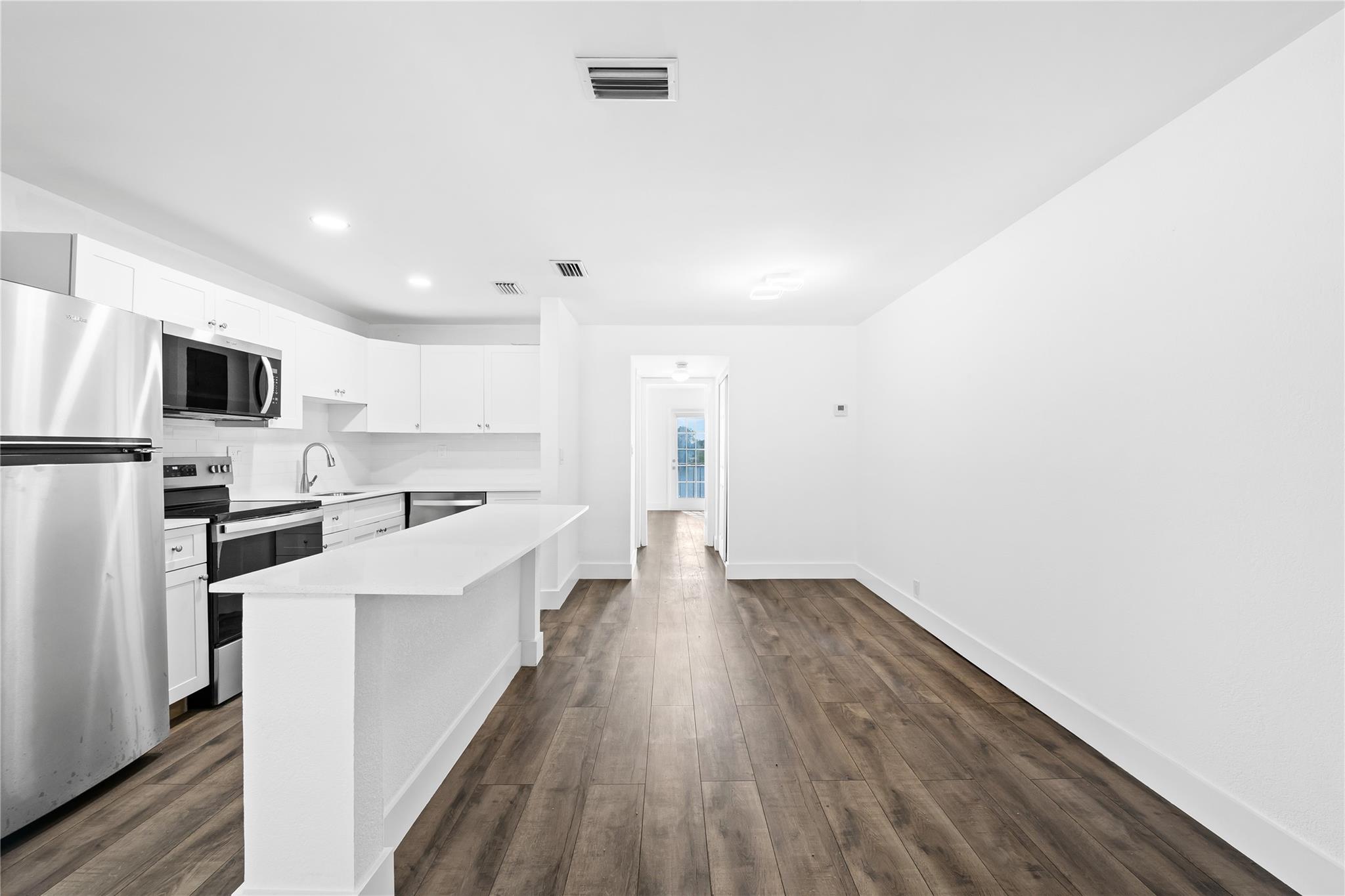 CLUB HOUSE COVE - Residential Lease