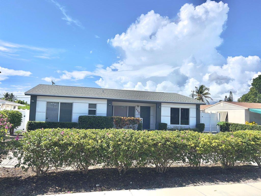 Photo of 226 SE 23rd Avenue, Boynton Beach, FL 33435 (MLS # R10915039)