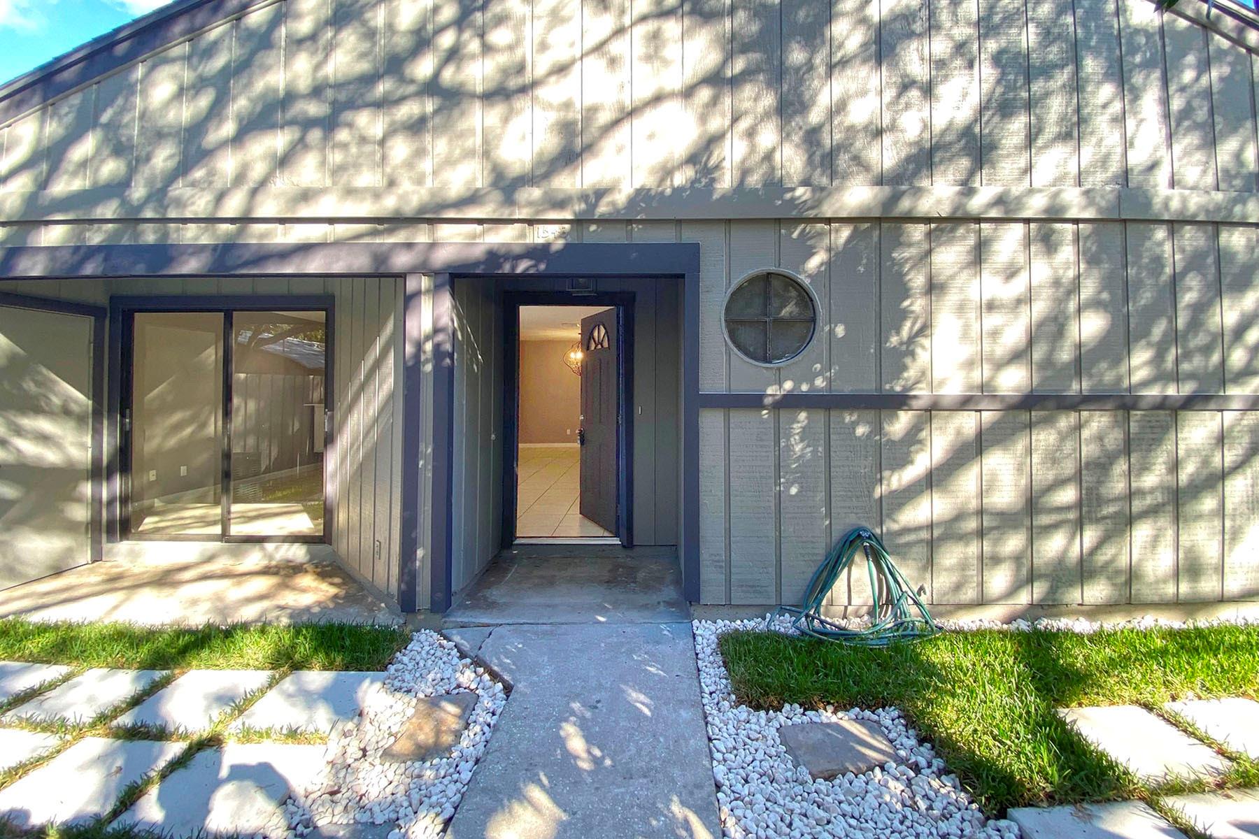 Terrific private courtyard villa. Dog friendly. Convenient in town location. Walk, bike, golf cart to downtown for all of the cool festivities and art district.
Cal agent to show.