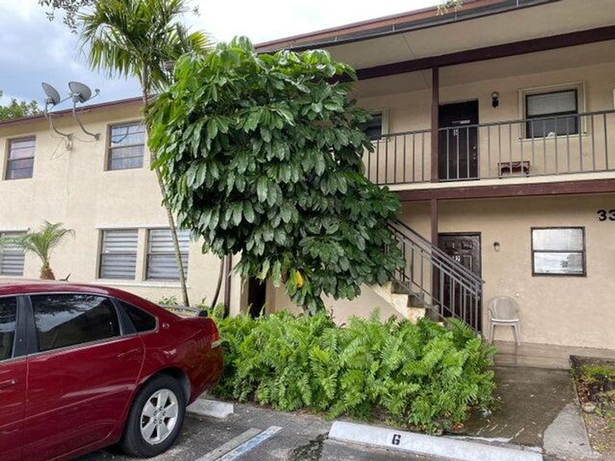 Tiled floors throughout, 3/2 .central air, first floor corner unit with screened patio. Water is included. Washer and dryer in unit. Centrally located: five minutes away from Palm Beach College, near shopping centers,
