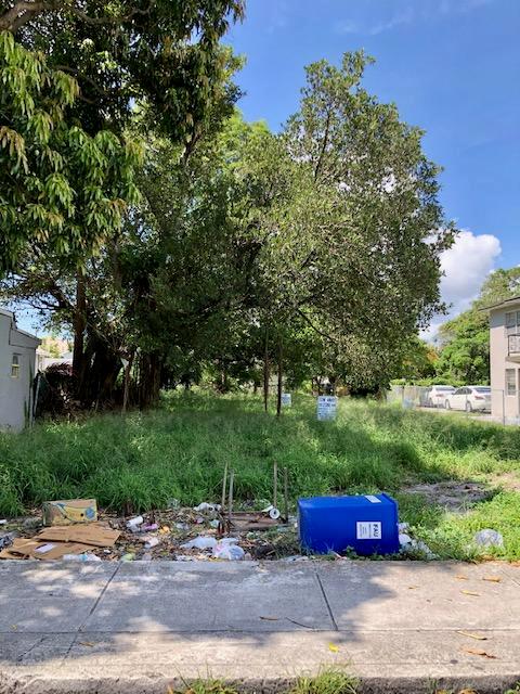 Ready to build a multi-family investment property or a signle family home... This property is offered as a potential package deal with 2 other lots the owner has for sale... 1005 Windsor Avenue & 0 Carver Avenue.