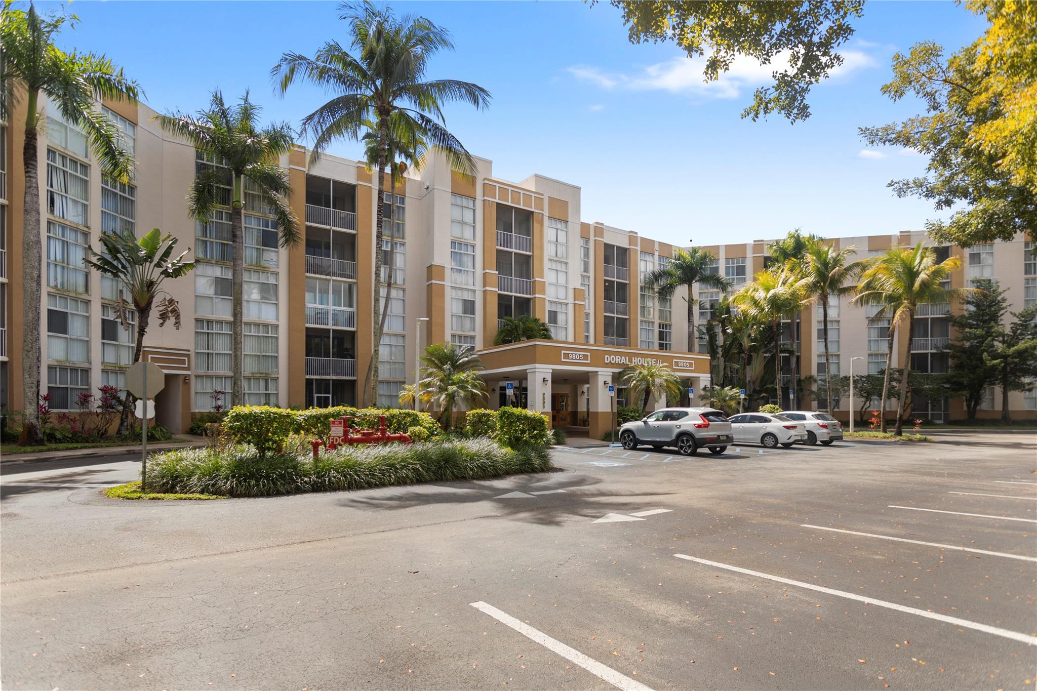 Beautiful and Fully Furnished 2-Bed/2-Bath Condo for Rent in the Heart of Doral!
Located in the desirable Doral House Building #2, this spacious unit features a private balcony, in-unit washer and dryer, and comes completely furnished — ready for immediate move-in!
Enjoy two parking spots (one assigned and one with decal) and top-tier amenities with security at the entrance and full access to Doral Park Country Club, offering a pool, gym, tennis and basketball courts, cafeteria, sauna, and more!
Just a 10-minute walk to shops and restaurants, in a vibrant and well-maintained community with its own pool, hot tub, and sauna.
Appointments required with 24-hour notice — property is currently occupied by the owner. Don’t miss this opportunity!