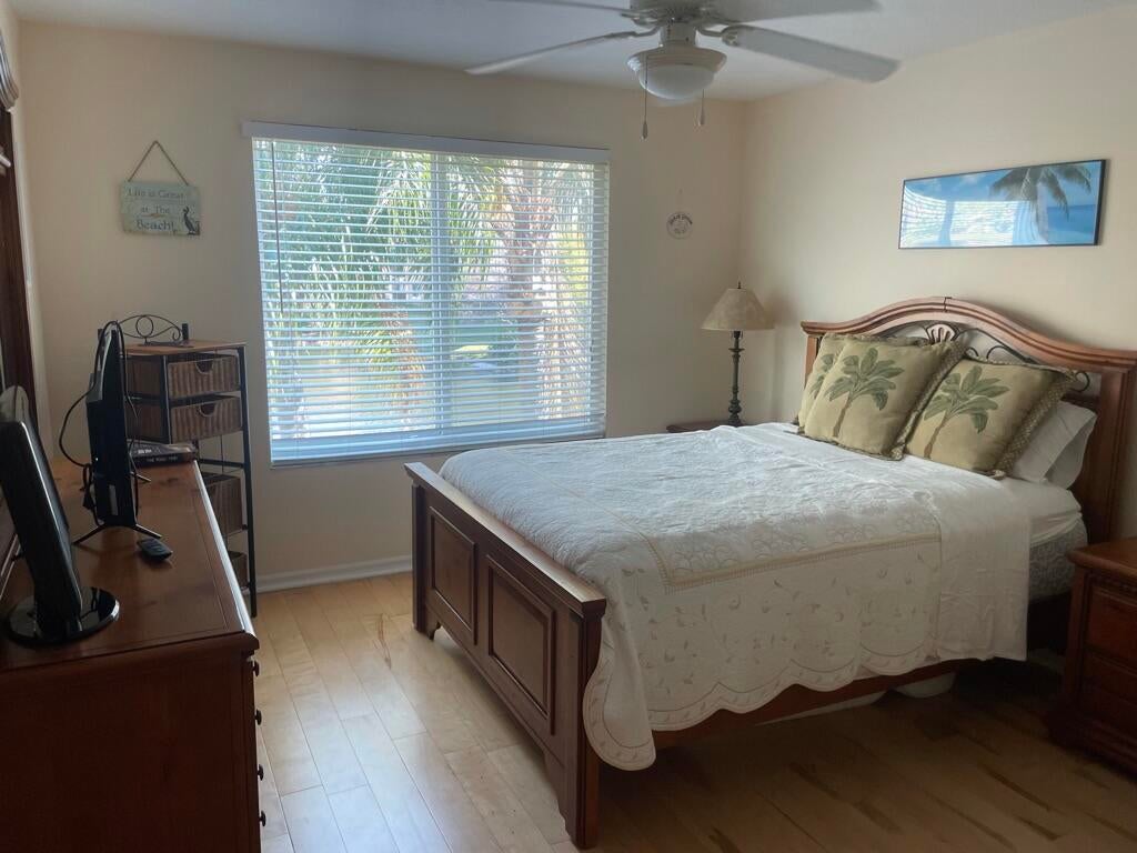 712 VILLA Circle