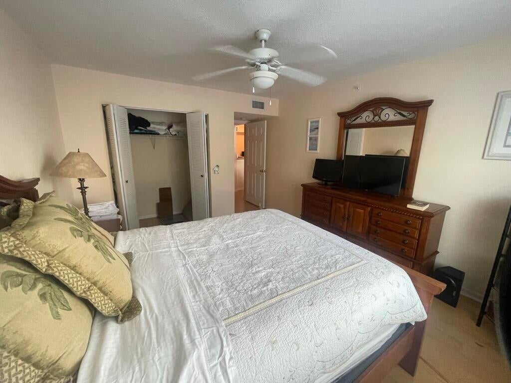 712 VILLA Circle