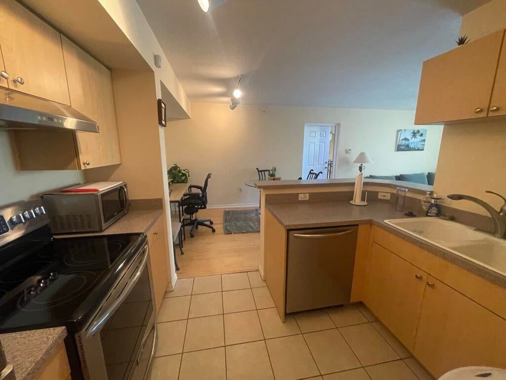 712 VILLA Circle