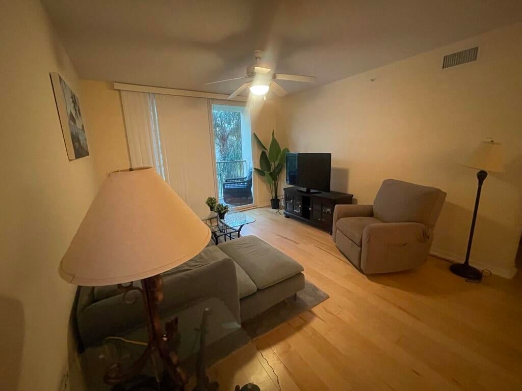 712 VILLA Circle