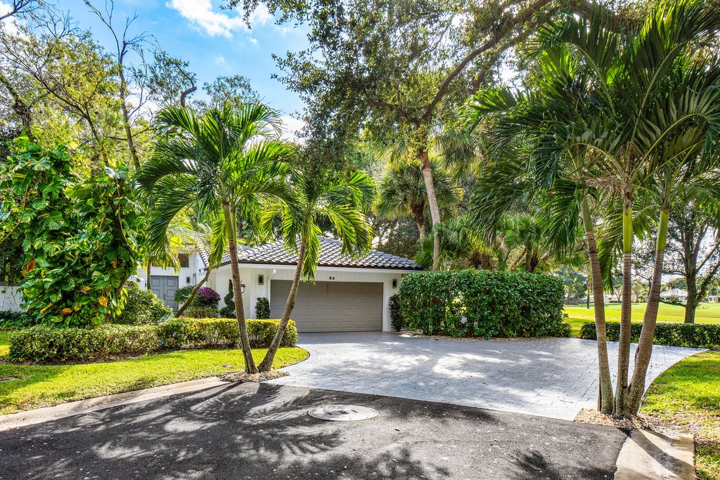 Photo of 24 Oaks Lane, Boynton Beach, FL 33436 (MLS # R11045611)