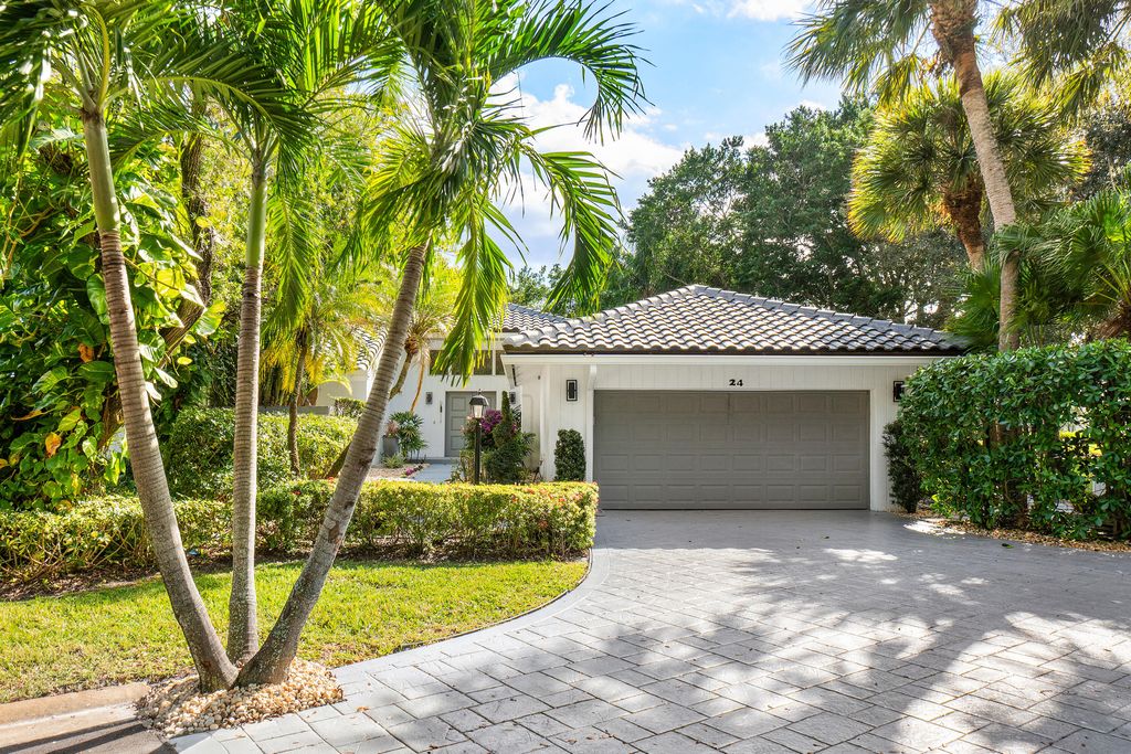 Photo of 24 Oaks Lane, Boynton Beach, FL 33436 (MLS # R11045611)