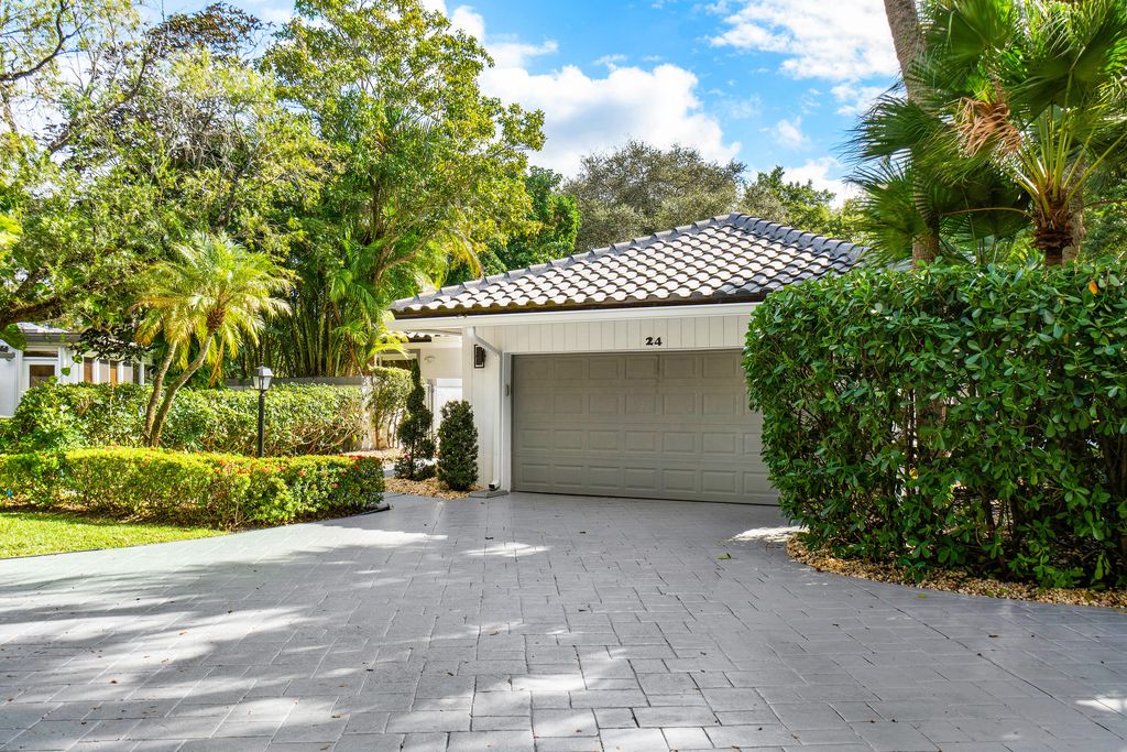 Photo of 24 Oaks Lane, Boynton Beach, FL 33436 (MLS # R11045611)