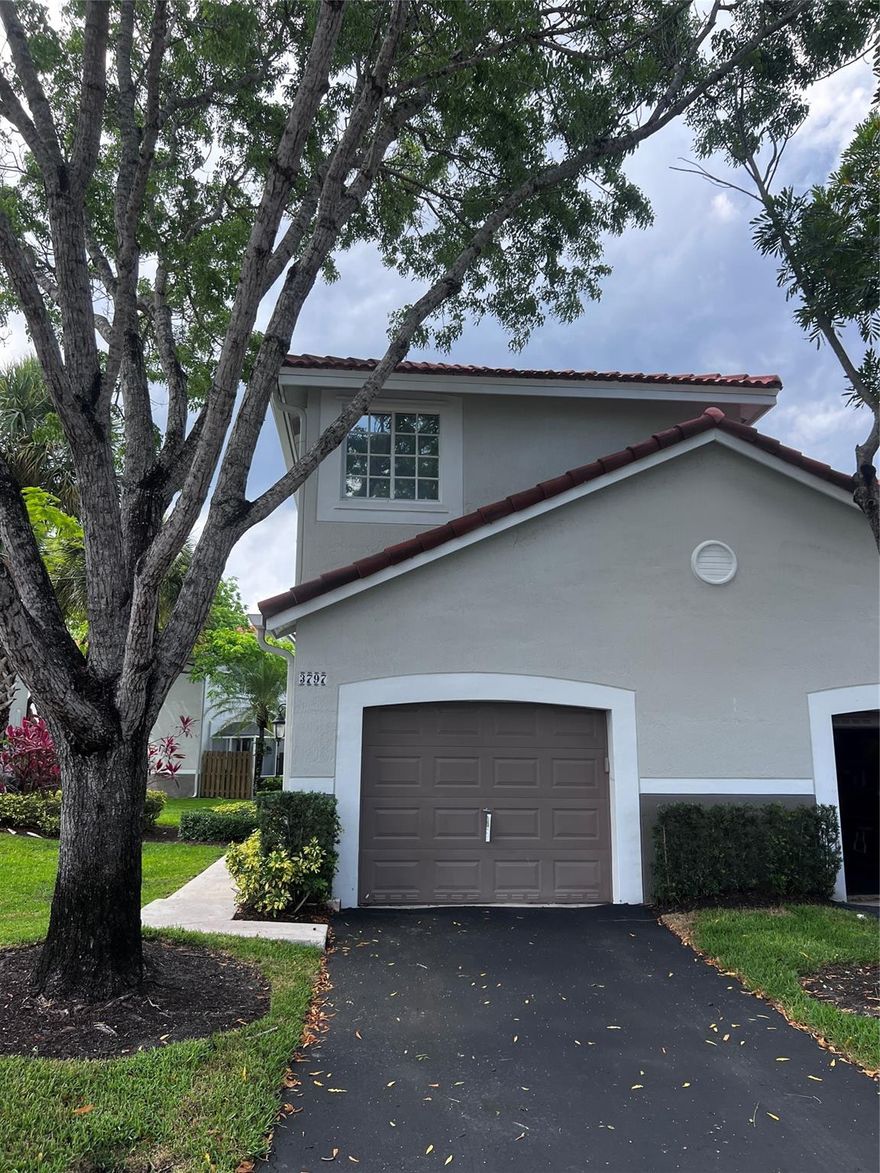 4 bedroom, 2.5 bath townhouse with 1 car garage in San Simeon. This spacious unit has tile downstairs and wood laminate flooring upstairs. Close to all Weston has to offer!