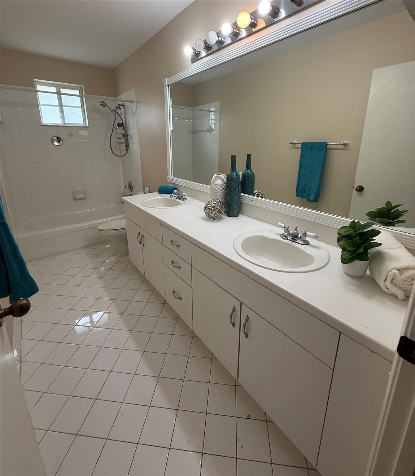 Sectors 8, 9 & 10 161-3 B - Residential Lease