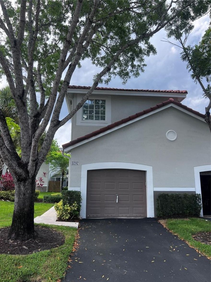 4 bedroom, 2.5 bath townhouse with 1 car garage in San Simeon. This spacious unit has tile downstairs and wood laminate flooring upstairs. Close to all Weston has to offer!