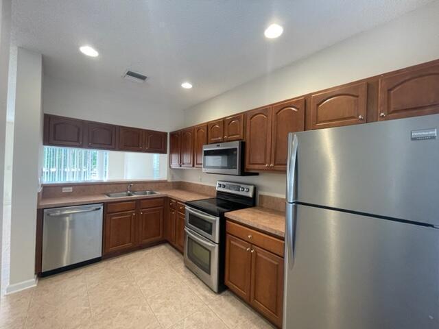 PALMBROOKE TOWNHOMES - Residential Lease