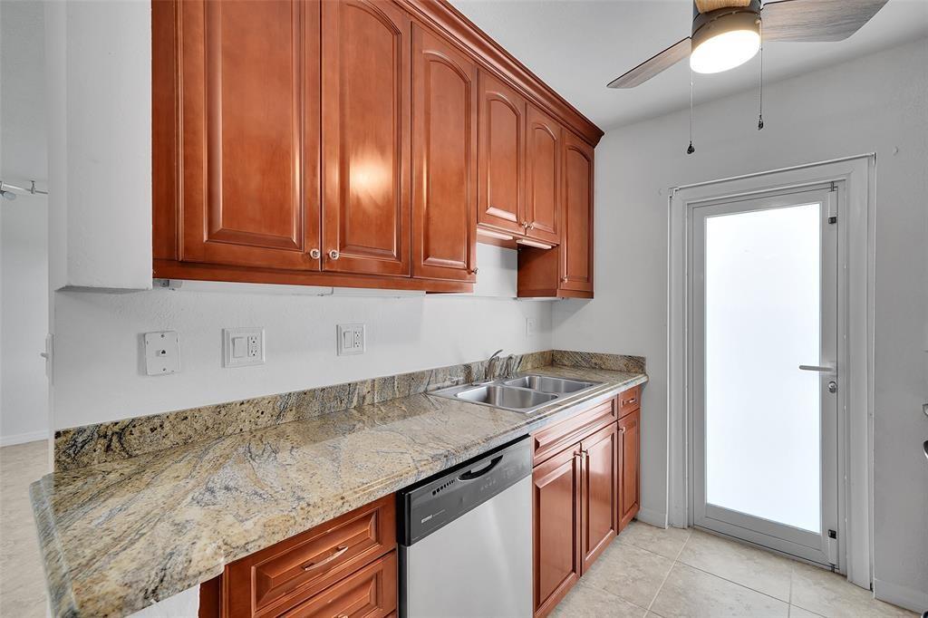 PRESIDENTIAL CONDOMINUM - Residential Lease