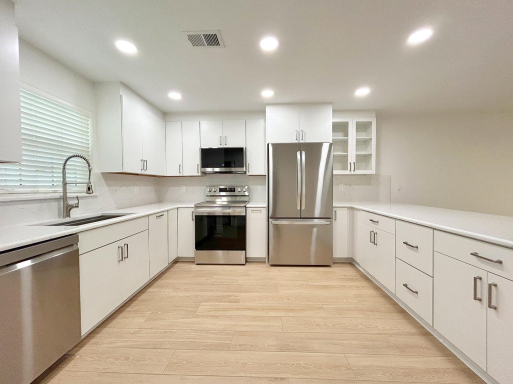 Photo of 900 Jasmine Lane, Vero Beach, FL 32963 (MLS # B26061707)