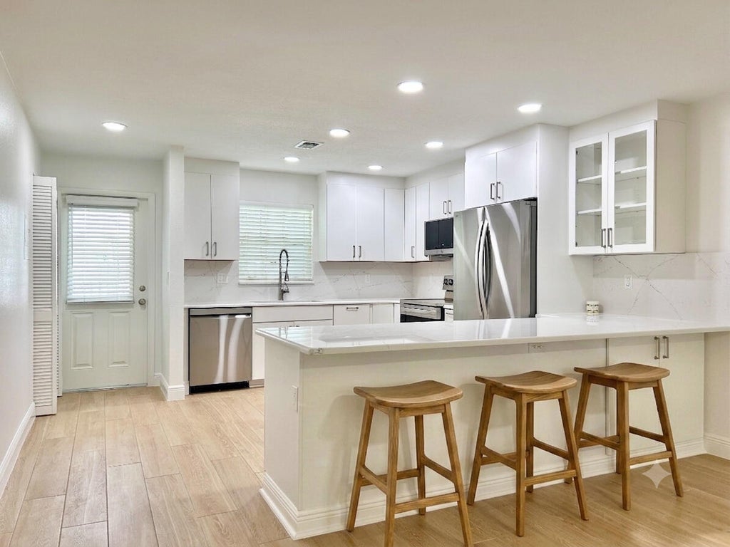 Photo of 900 Jasmine Lane, Vero Beach, FL 32963 (MLS # B26061707)