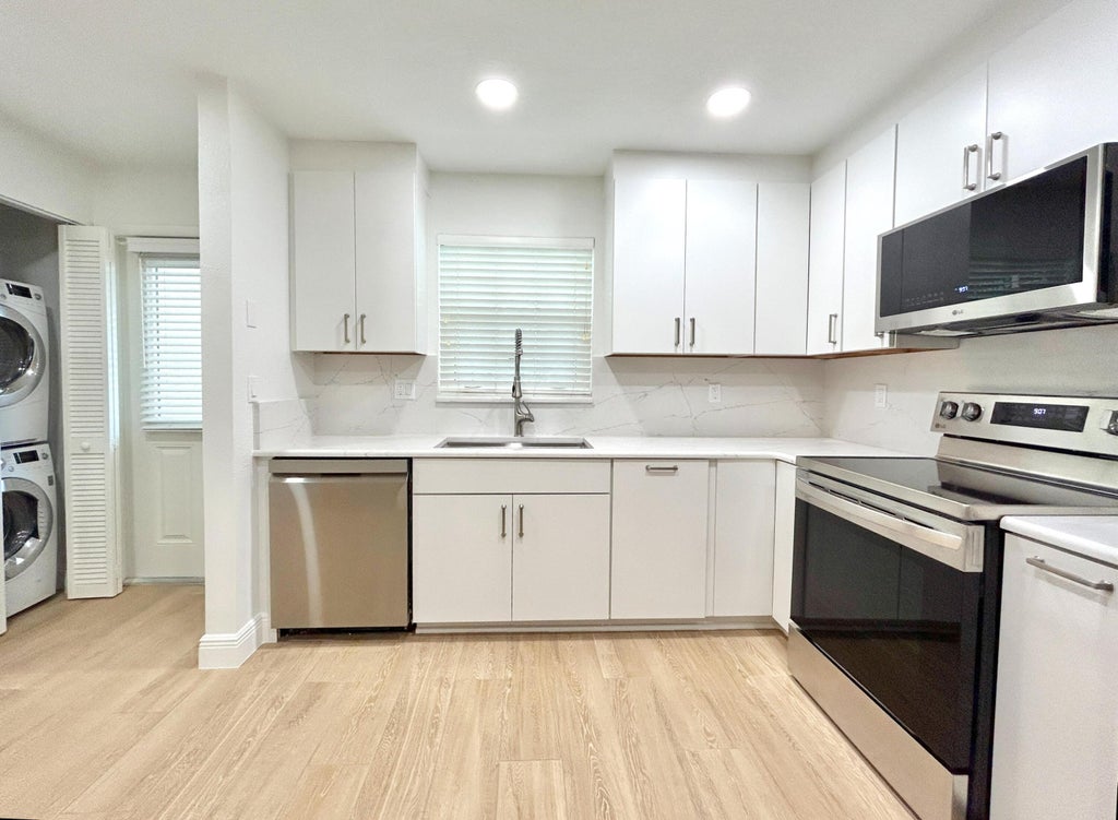 Photo of 900 Jasmine Lane, Vero Beach, FL 32963 (MLS # B26061707)