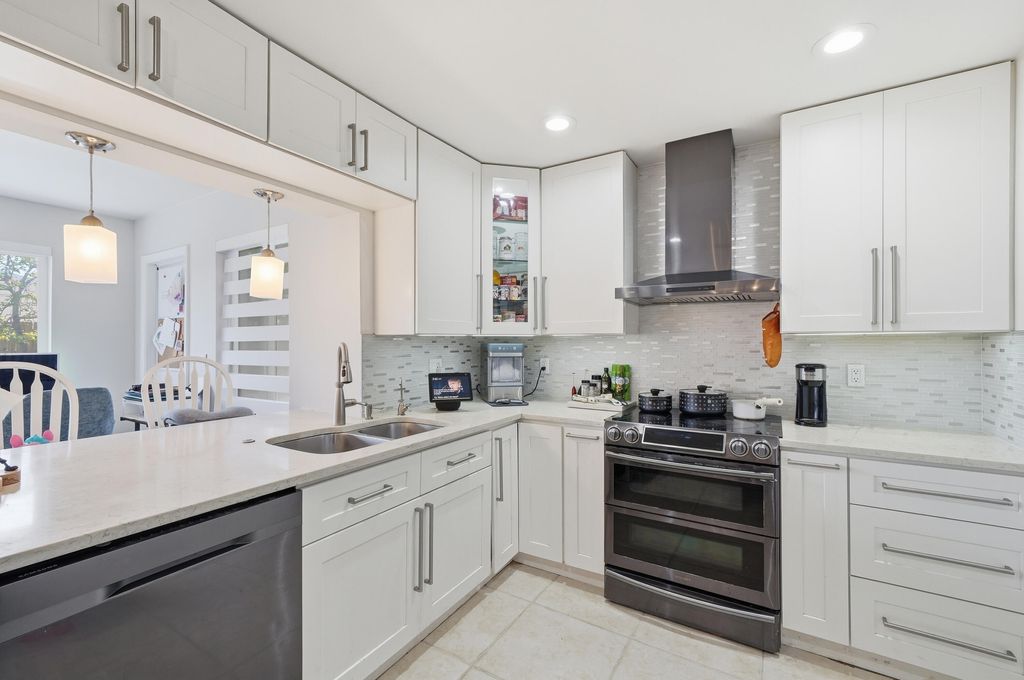 Photo of 7520 SW 1st St, Margate, FL 33068 (MLS # B26000625)