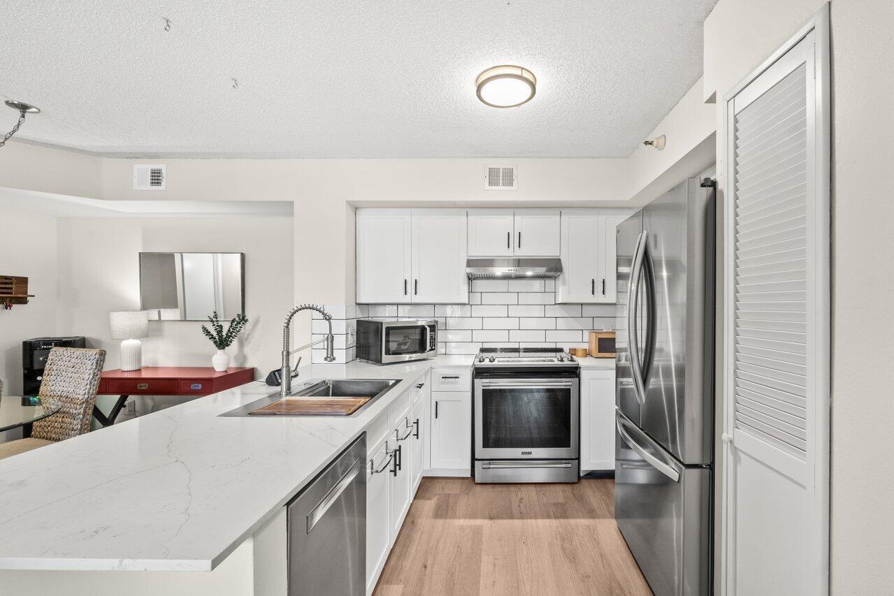 YACHT CLUB ON THE INTRACO - Residential Lease