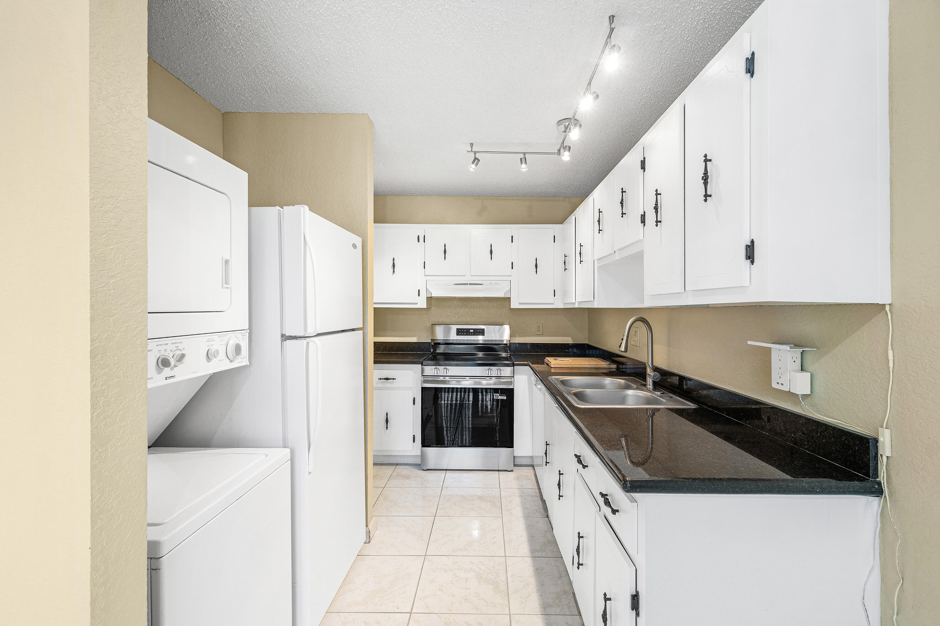 PINES OF DELRAY NORTH CONDO - Residential Lease