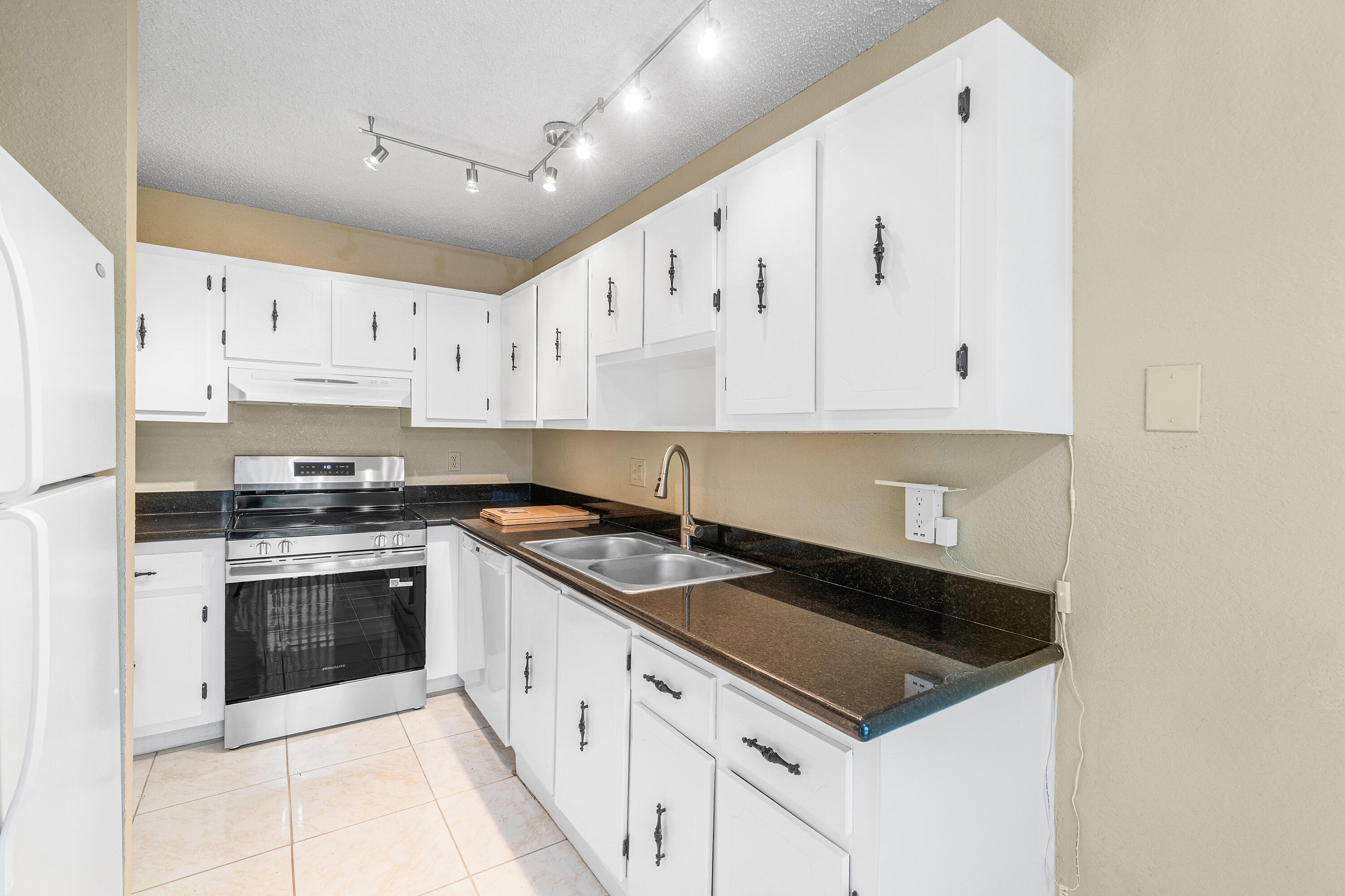 PINES OF DELRAY NORTH CONDO - Residential Lease