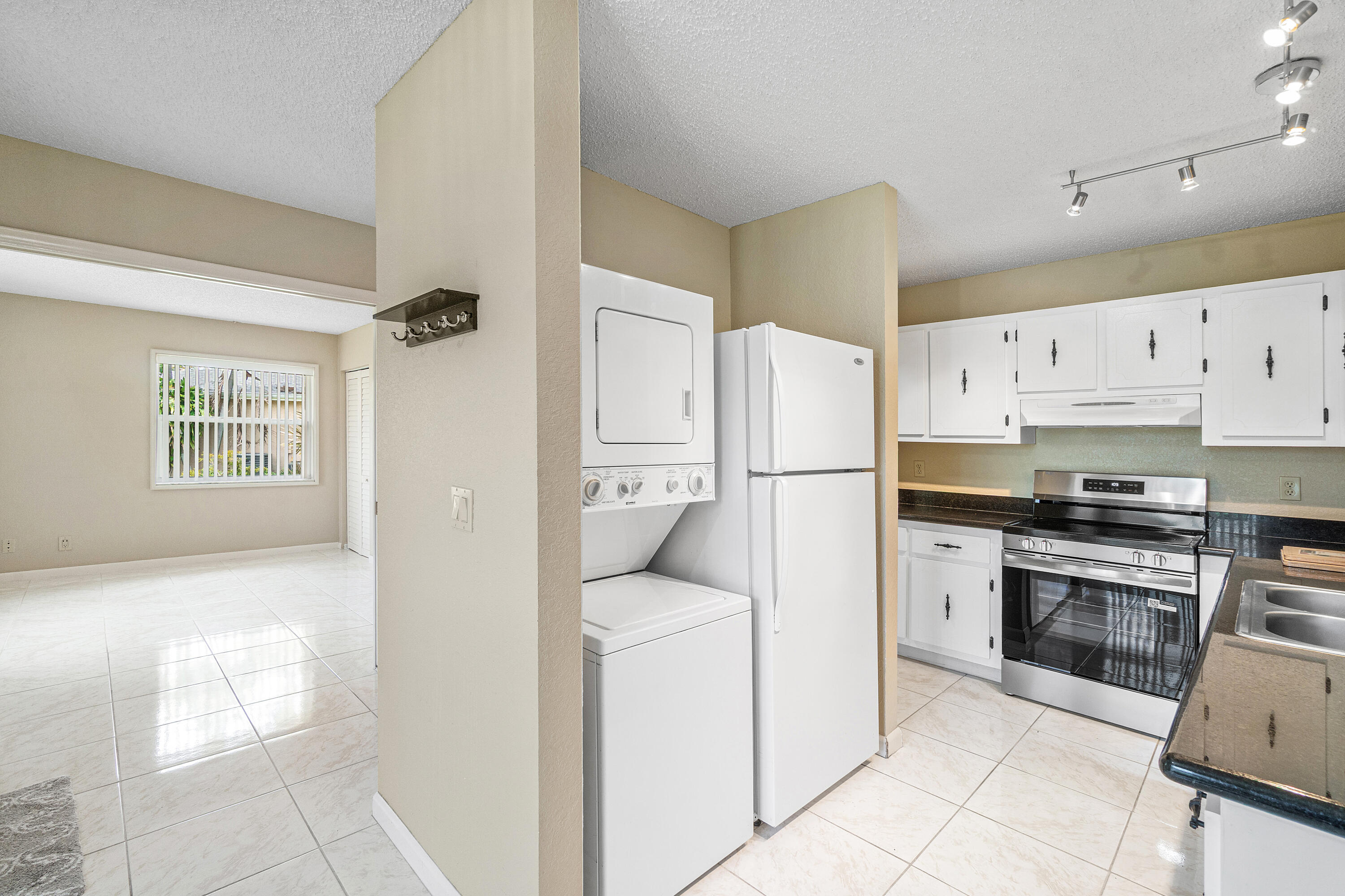 PINES OF DELRAY NORTH CONDO - Residential Lease