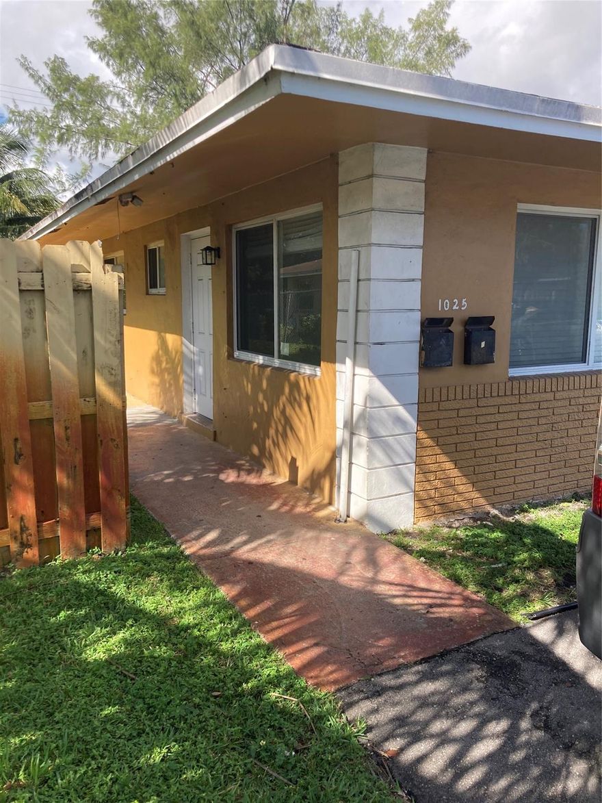 Beautiful 2 Bedrooms 1 Bath in the city of Fort Lauderdale  Beautifully renovated q couple years ago . New kitchen cabinets, new vanity, new bathroom ready for a new tenant.