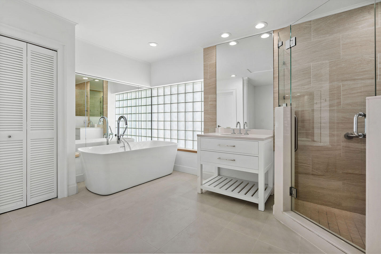 ROYAL PALM YACHT & COUNTRY CLUB - Residential Lease
