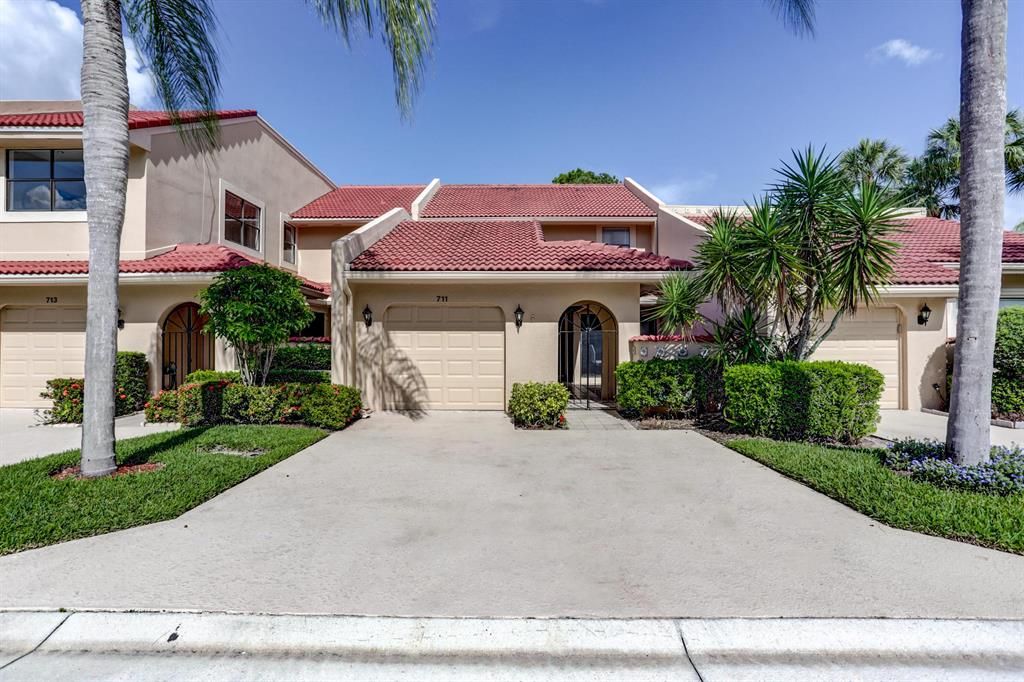 Photo of 711 Windermere Way, Palm Beach Gardens, FL 33418 (MLS # R10715126)