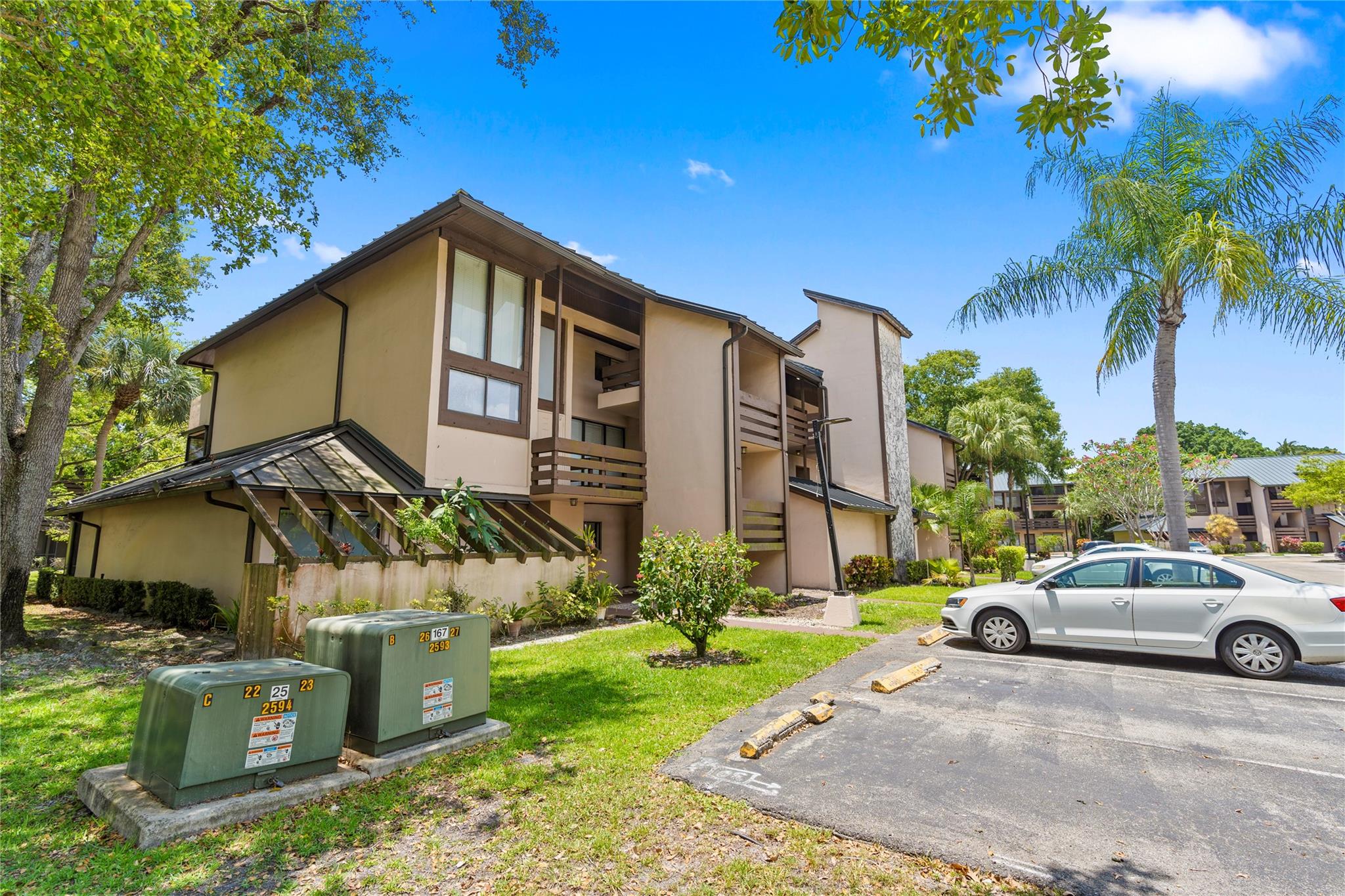Investor Special – Blank Canvas in Prime Sunrise Location!
This 2/2 condo (approx. 1,090 sq ft) is ready for your vision. The heavy lifting is already done, making it the
perfect blank canvas for a full remodel. Recent comparable sales in the community are closing at $300K–
$335K once updated, and with an estimated rehab budget of ~$40K, there’s strong upside potential and a
solid spread for investors.
Located in a desirable community with a pool, just minutes from Sawgrass Mills, dining, shopping, and
only 15 minutes from the beach. Whether you’re flipping for profit or adding to your rental portfolio, this
opportunity won’t last.