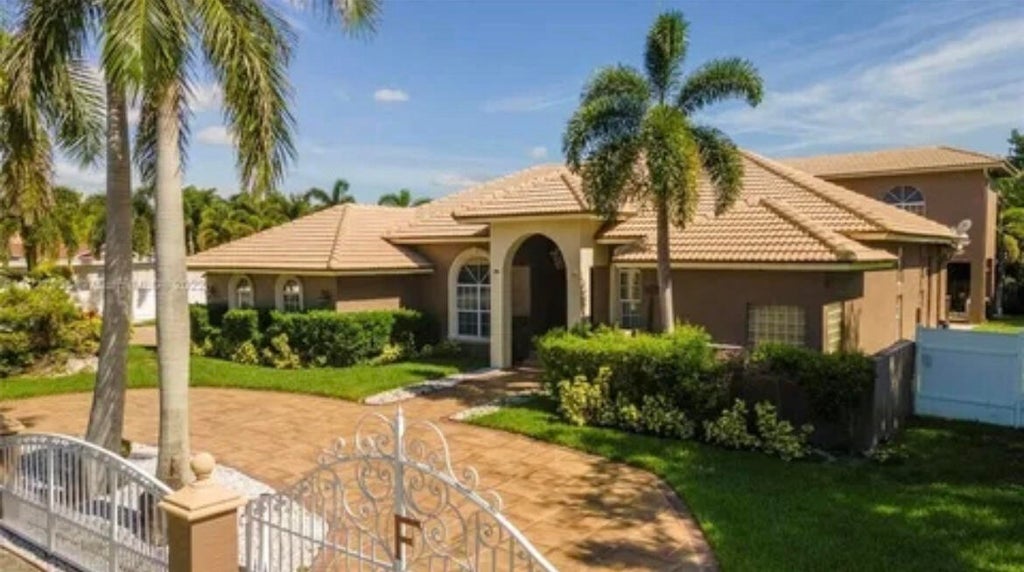 Photo of 423 NE 3rd Street, Pompano Beach, FL 33060 (MLS # B26049767)