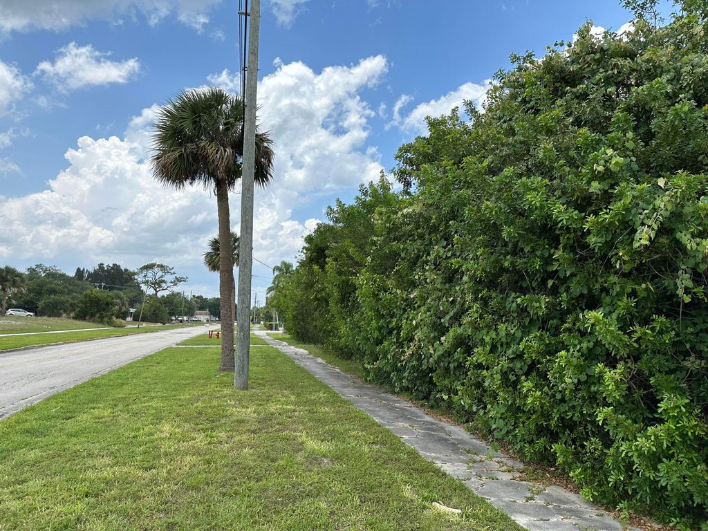 Photo of 1654 N Central Avenue, Sebastian, FL 32958 (MLS # B26015404)