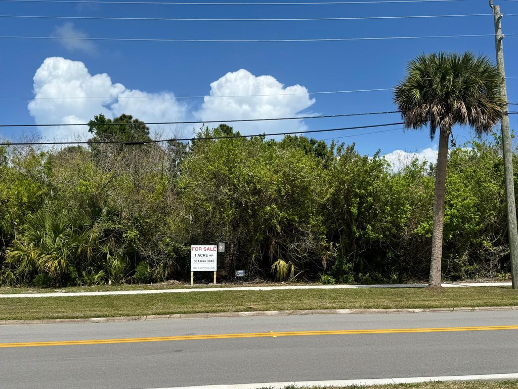 Photo of 1654 N Central Avenue, Sebastian, FL 32958 (MLS # B26015404)