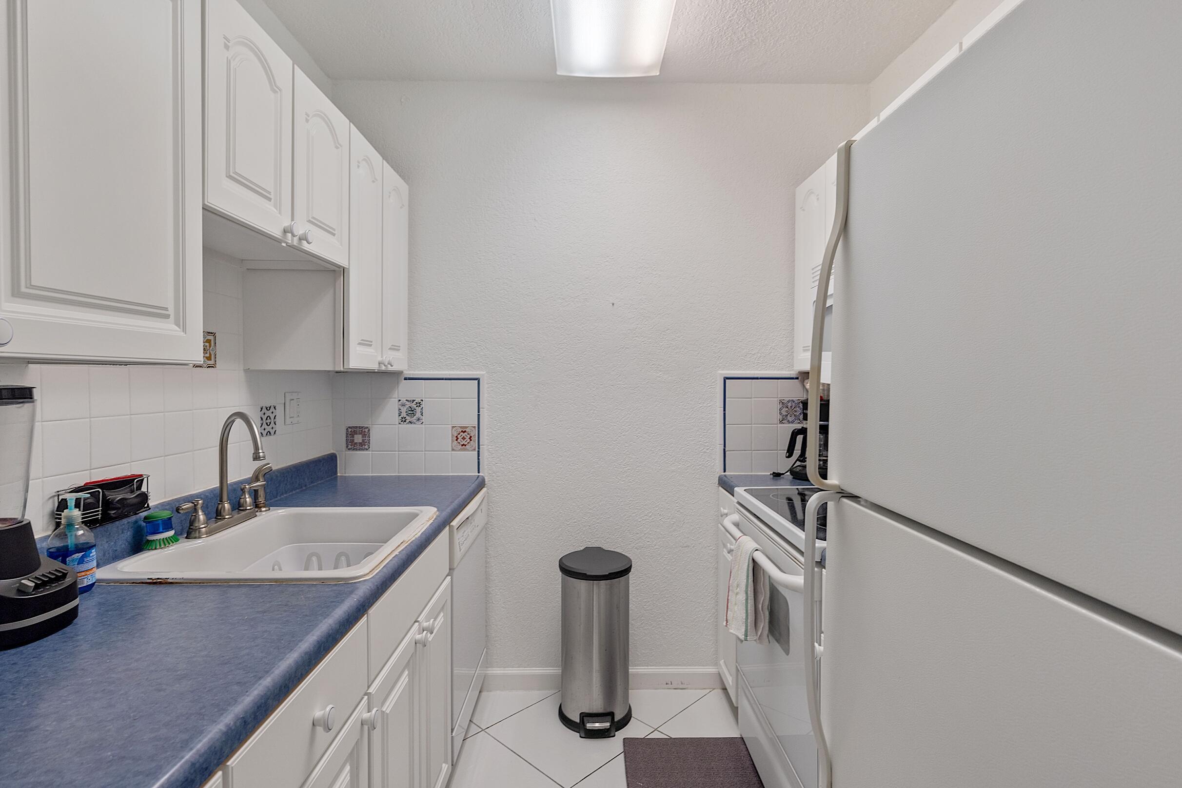 PALM BEACH WHITEHOUSE - Residential Lease