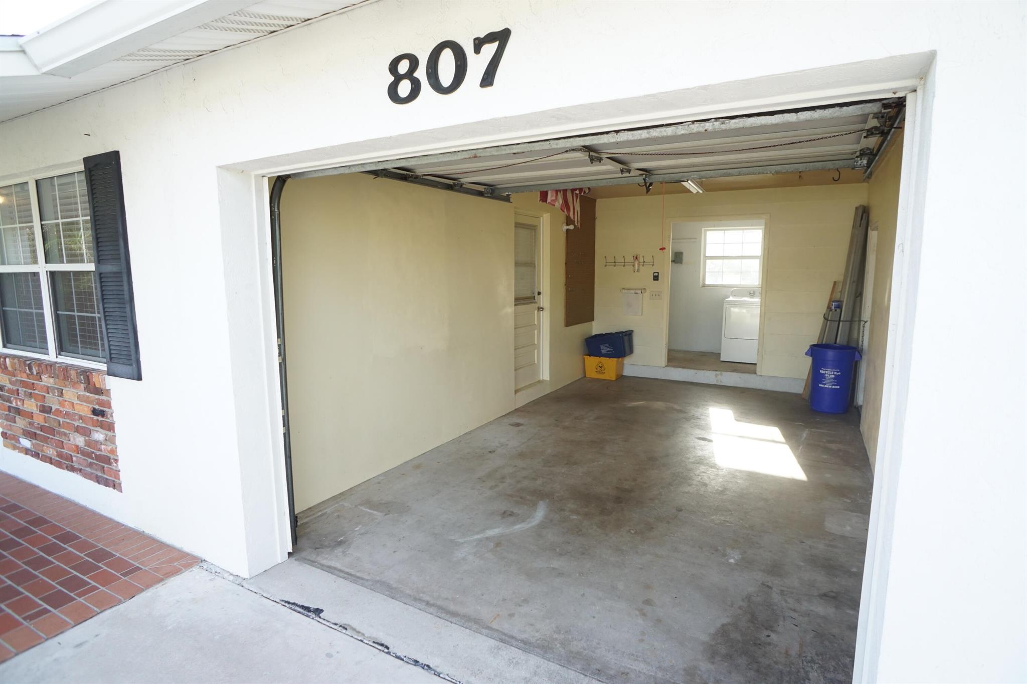 YACHT CLUB - Residential Lease