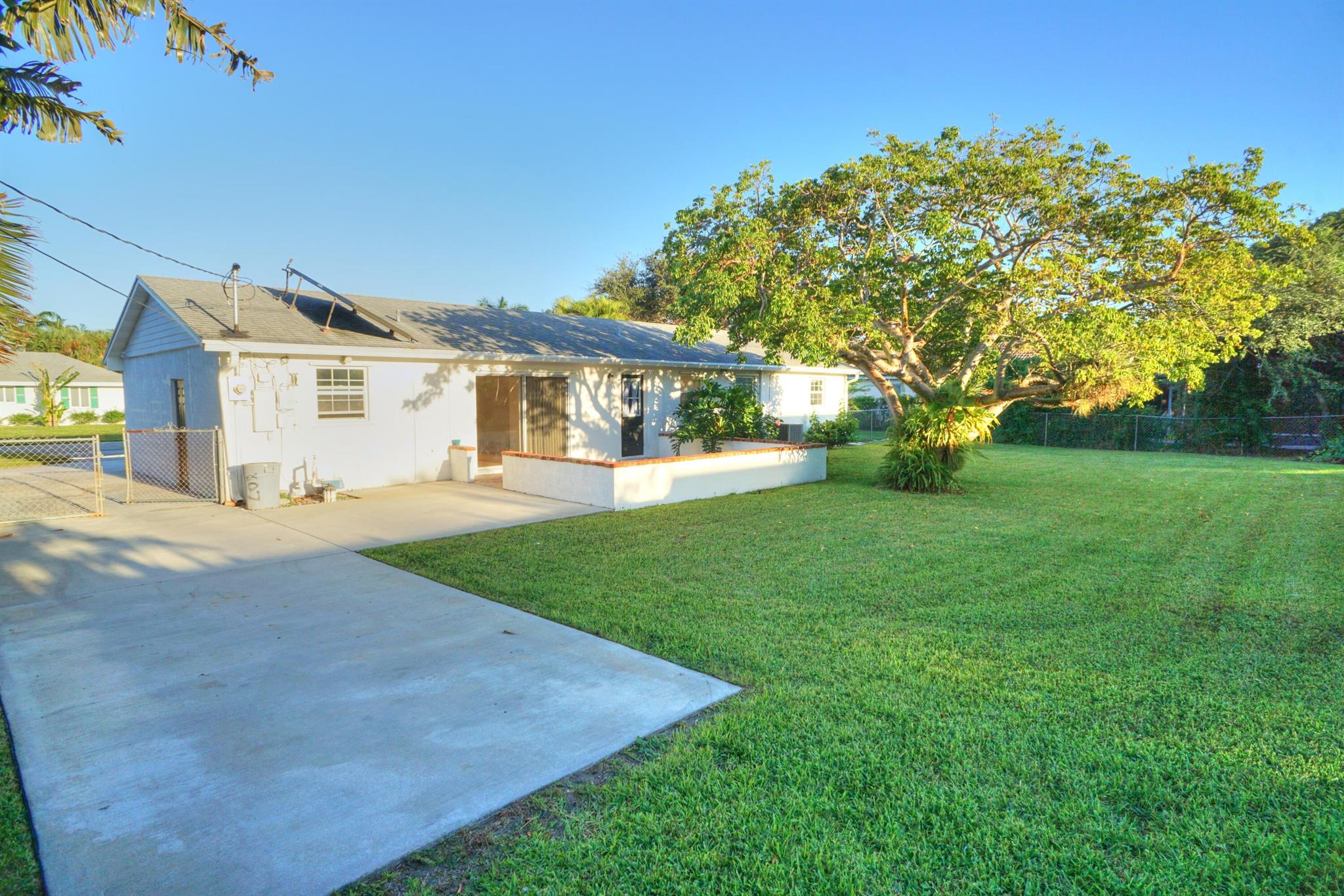 YACHT CLUB - Residential Lease