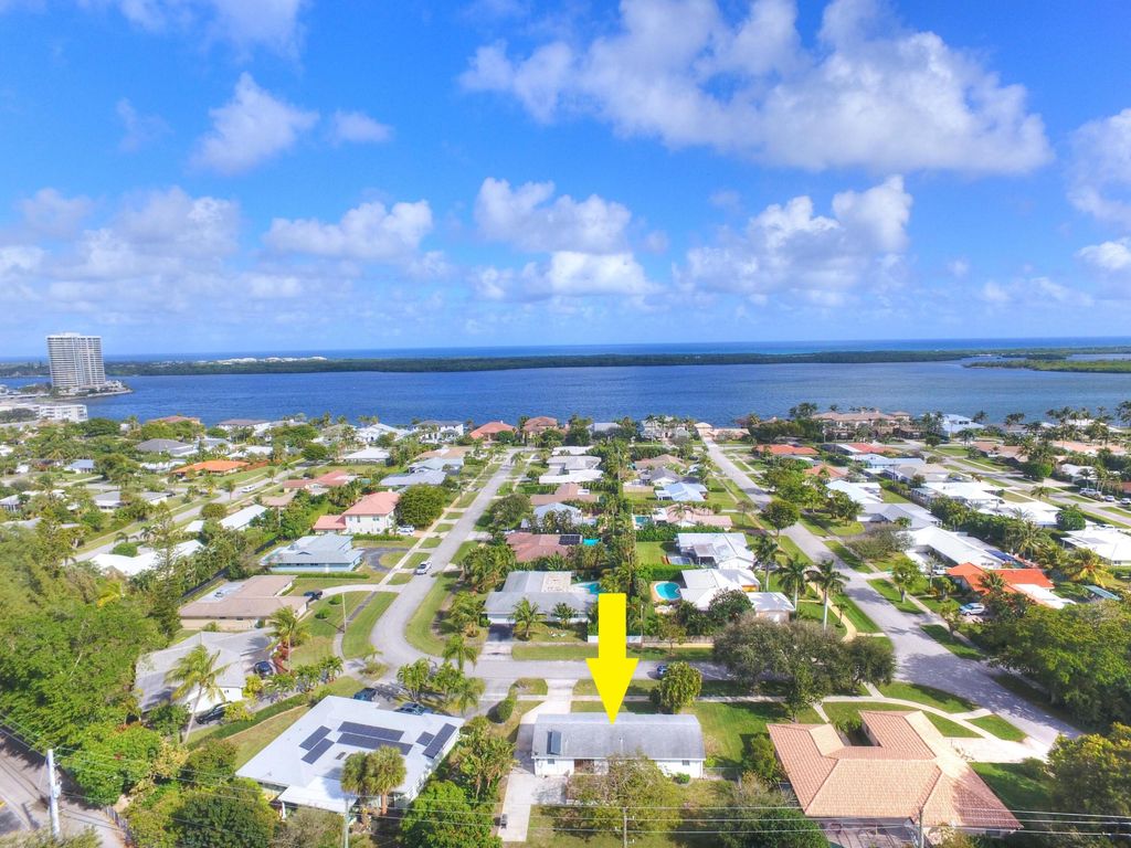 Photo of 807 Easterly Road, North Palm Beach, FL 33408 (MLS # R11149386)