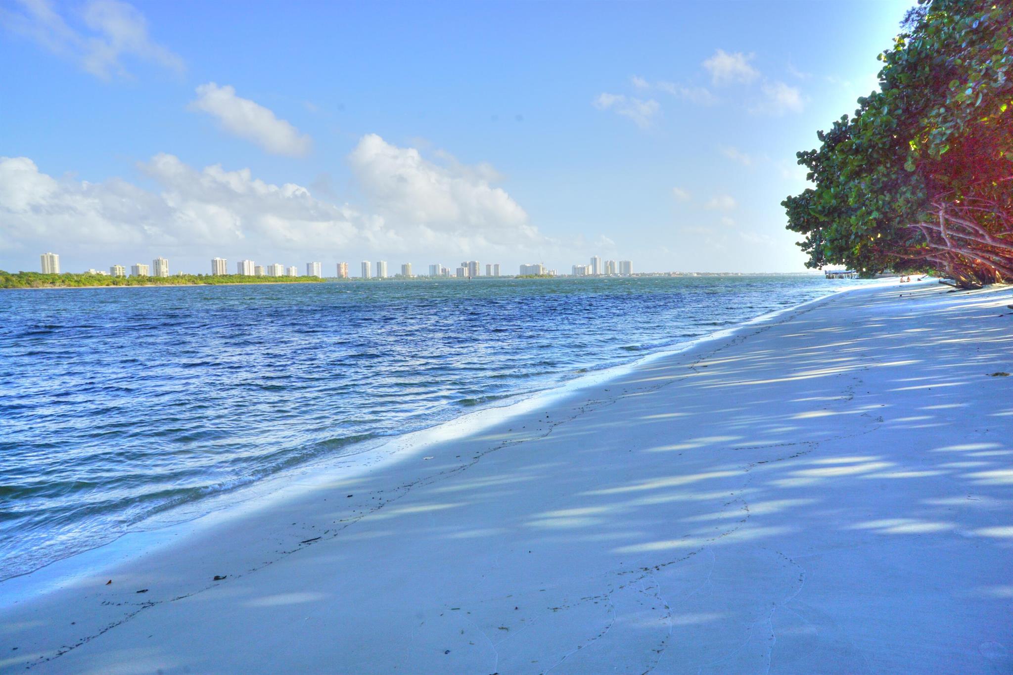 YACHT CLUB - Residential Lease