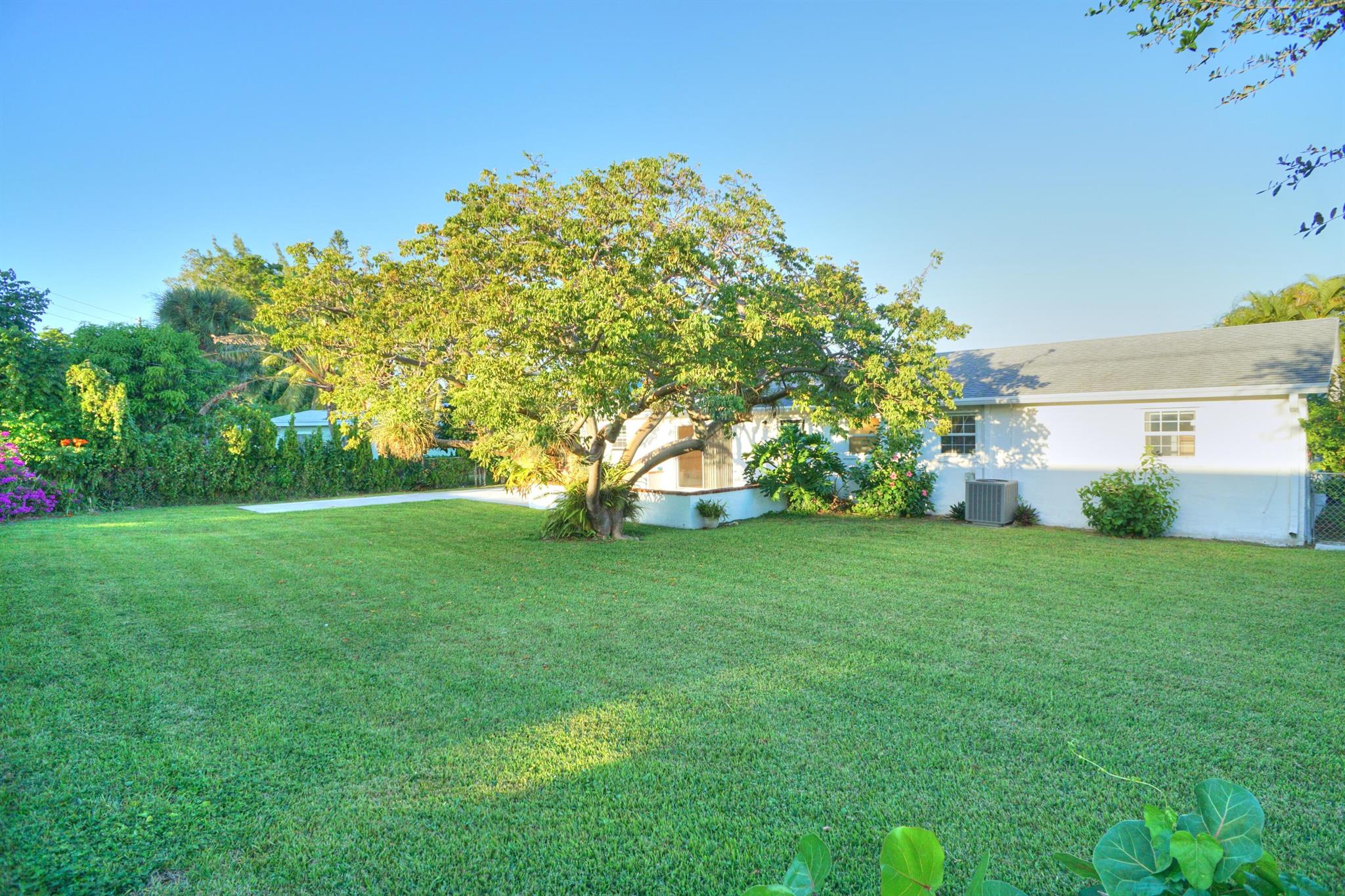 YACHT CLUB - Residential Lease