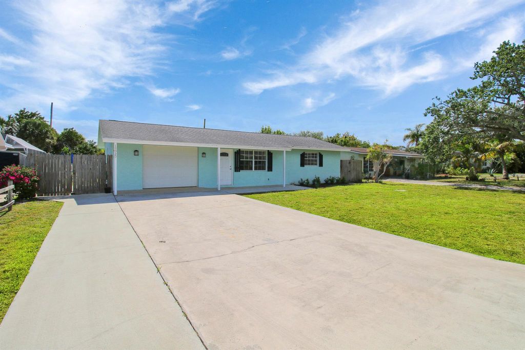 Photo of 18929 SE Hillcrest Drive, Jupiter, FL 33469 (MLS # R10976851)