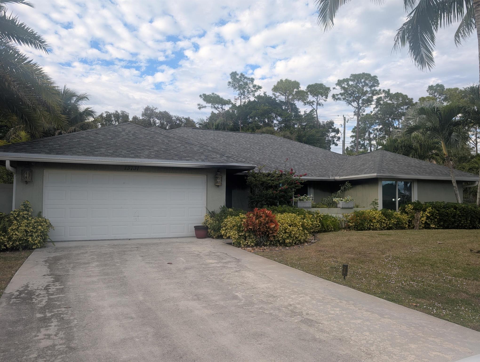 PINEWOOD MANOR OF WELLING - Residential