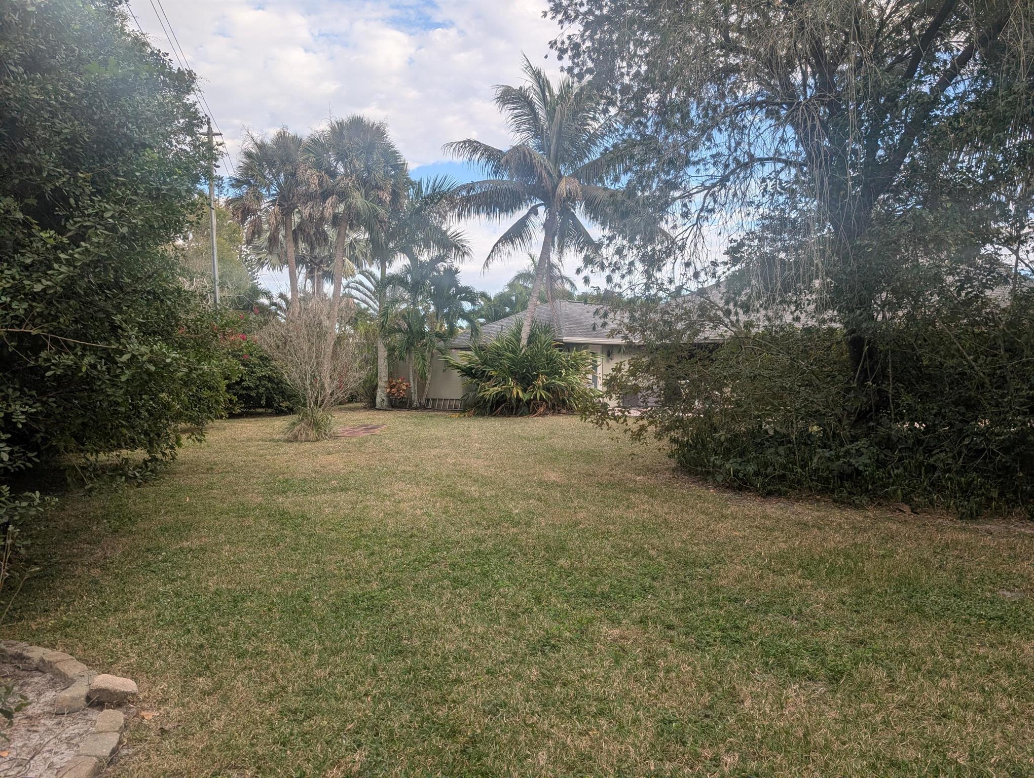 PINEWOOD MANOR OF WELLING - Residential