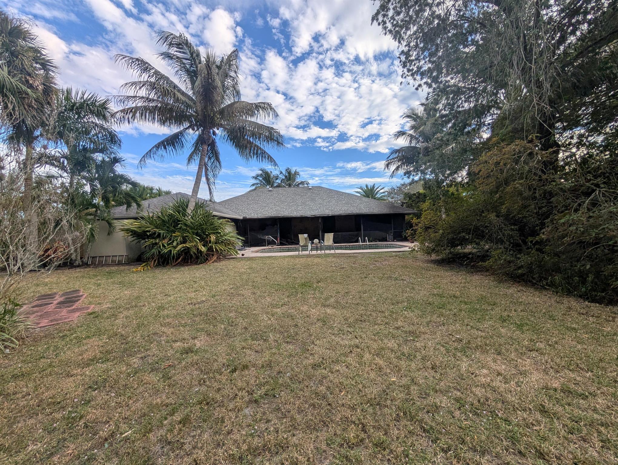 PINEWOOD MANOR OF WELLING - Residential