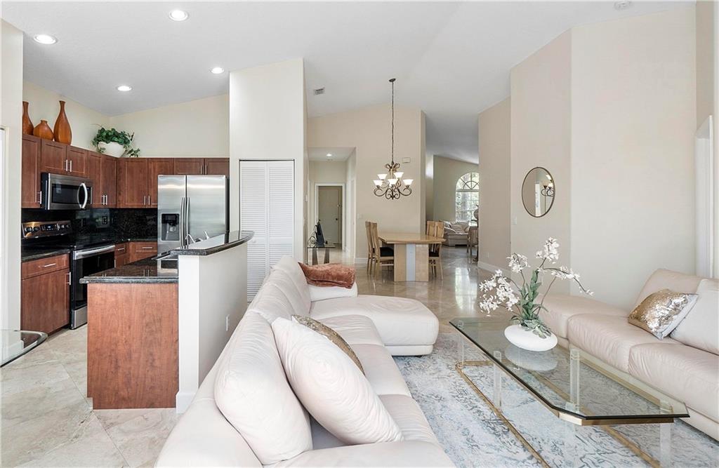 WYNDHAM LAKES - MAYFAIR - Residential