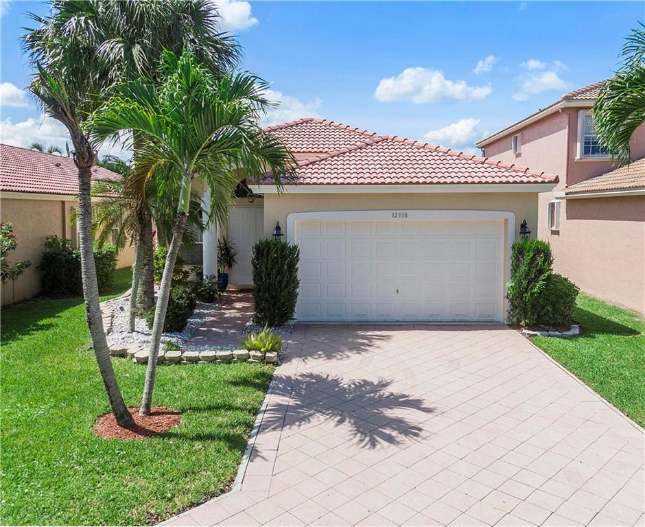 WYNDHAM LAKES - MAYFAIR - Residential