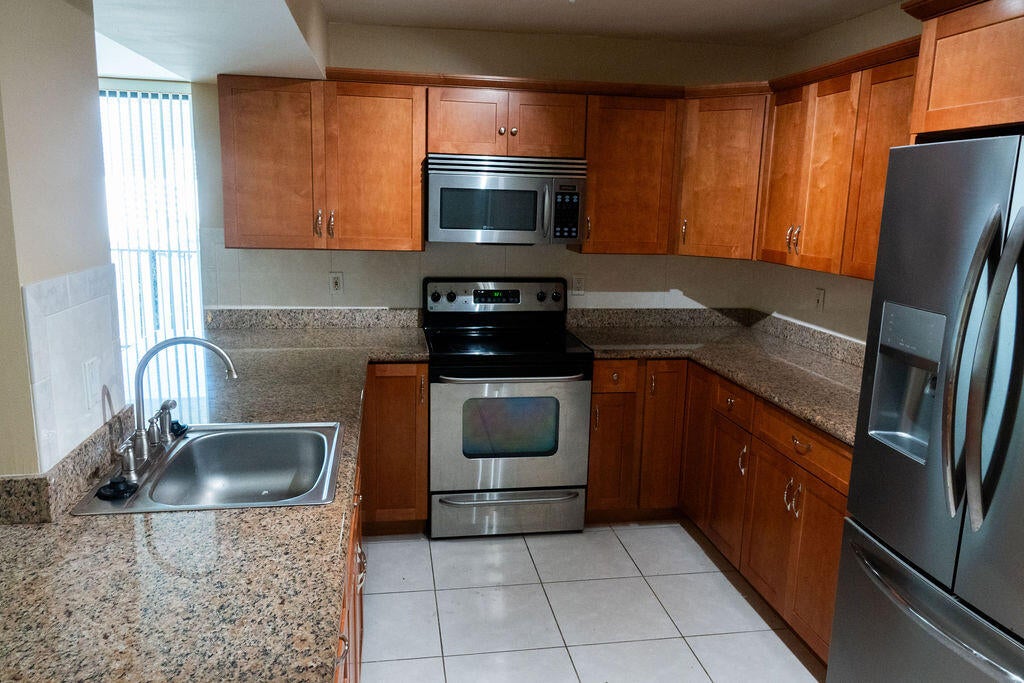 200 LESLIE Drive 819