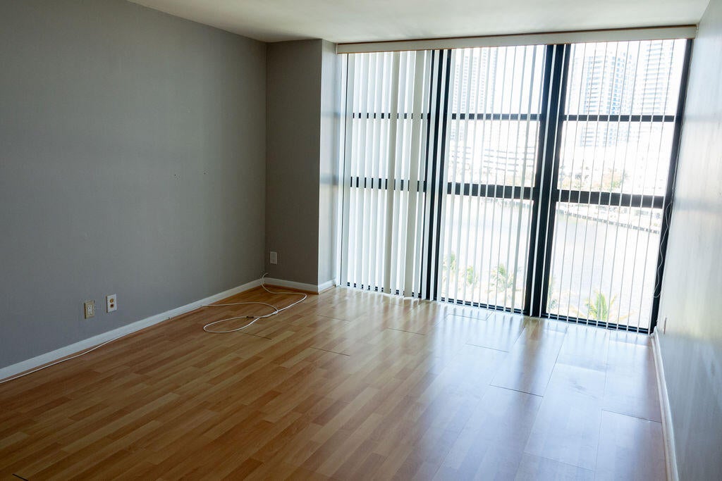 200 LESLIE Drive 819