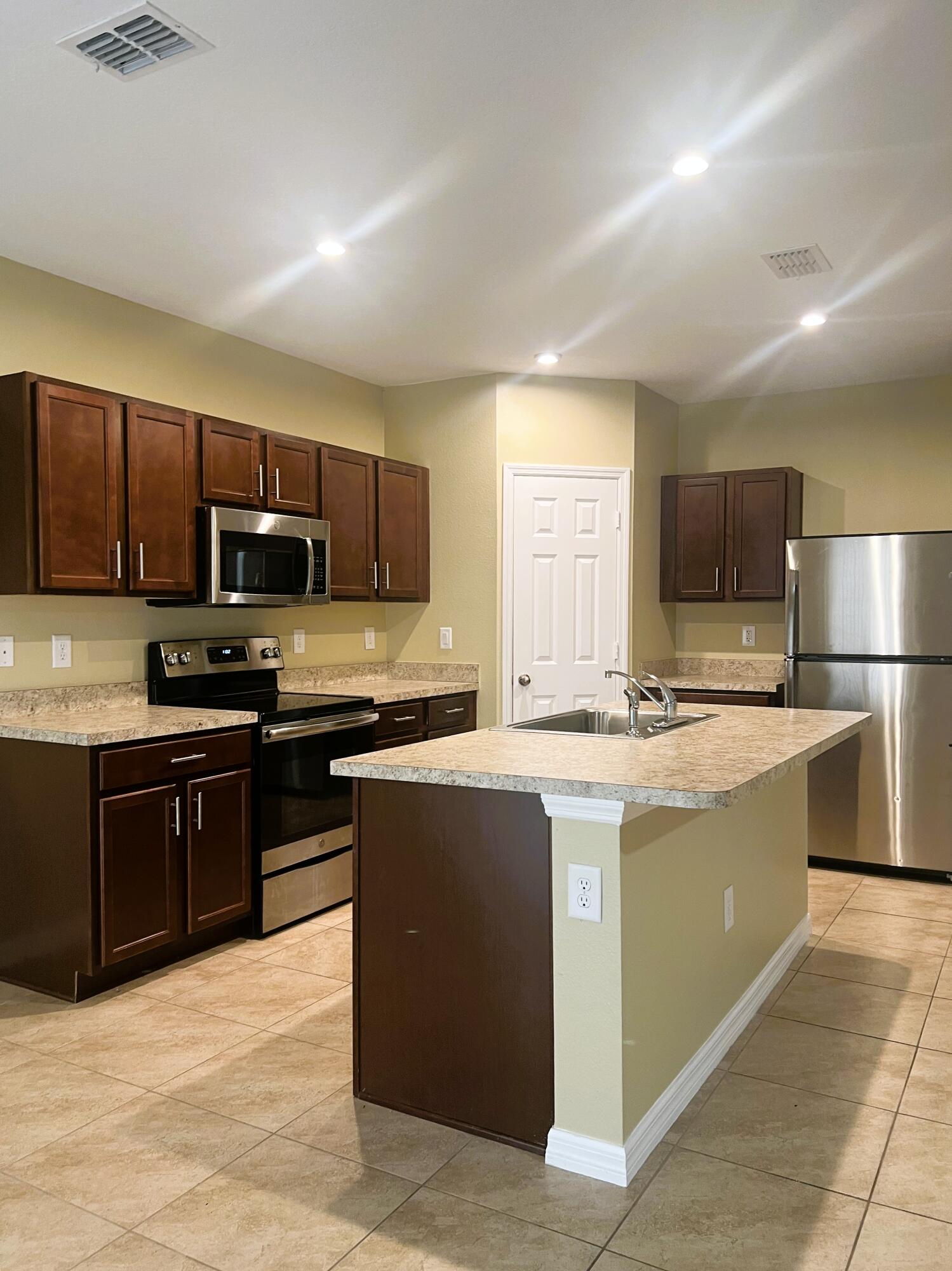 OAKLAND LAKE ESTATES - Residential Lease
